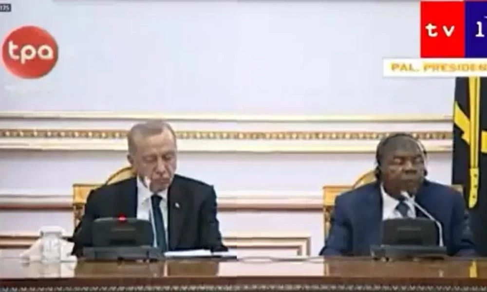''Κουρασμένος'' ο Ερντογάν - Τον πήρε ο ύπνος σε συνέντευξη Τύπου στην Αγκόλα
